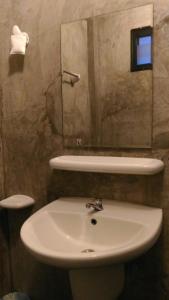 美塞睡前故事经济型酒店的浴室设有白色水槽和镜子