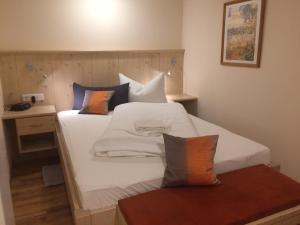 温特贝格吉尔斯巴赫旅馆的一间小卧室,配有两张床和一张桌子