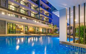 奥南海滩AVA SEA Resort Krabi, Ao Nang Beach的夜间酒店游泳池的图片