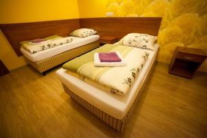 Chabsko天堂酒店的黄色墙壁客房的两张床