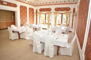 Chabsko天堂酒店的用餐室配有白色的桌子和白色的椅子