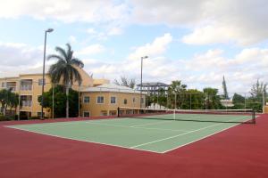 Regal Beach Club内部或周边的网球和/或壁球设施