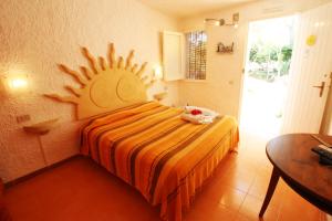 法维尼亚纳洛亚希艾尔伯格乡村酒店的卧室配有一张墙上的阳光床