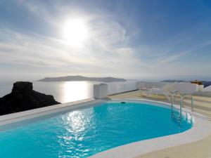 易莫洛林索罗斯度假酒店的海景游泳池