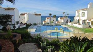 米哈斯Flores Del Mar的毗邻大海的别墅 - 带游泳池