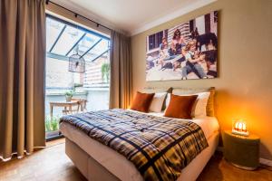 安特卫普Aplace Antwerp boutique flats & hotel rooms的一间卧室设有一张床和一个大窗户