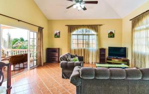 苏莎亚Hispaniola Residencial的带沙发和电视的客厅
