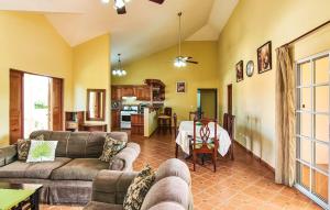 苏莎亚Hispaniola Residencial的带沙发的客厅和用餐室