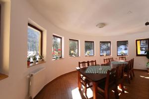 红湖加尔别墅的一间带桌椅和窗户的用餐室