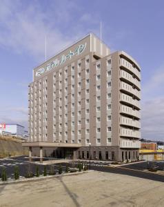 仙台森带祖米路特因特酒店的一座大建筑,上面有标志