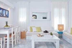 米克诺斯城Mykonos Town Suites的白色的客厅配有沙发和桌子