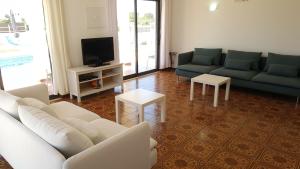 MosqueiraVilla V4 Filomena的客厅配有两张沙发和一台电视机