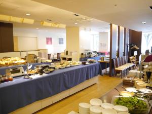 名古屋MYSTAYS 名古屋荣酒店的一张带餐桌的自助餐