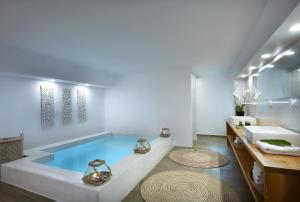 费拉卡利亚洞穴酒店 - 仅限成人的一间带游泳池和水槽的浴室