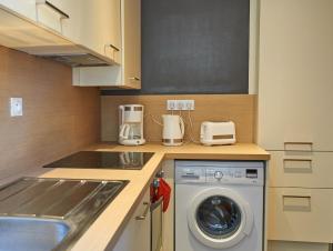 圣马洛L'Annexe的厨房配有洗衣机和烘干机