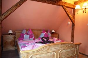米蒂卡海兹登尼斯塔特克麦提卡酒店的卧室配有一张带粉红色枕头的大床