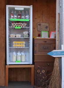 戈尔德格Unterhofgut的装满食物和饮料的开放式冰箱