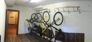 莫尔韦诺Ariston Lake View Hotel的两辆自行车挂在墙上