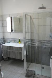 克罗托内La Fortezza的一间带水槽和玻璃淋浴的浴室