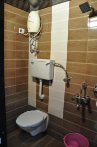 孟买星球广场酒店 的一间带卫生间的浴室和墙上的一部电话