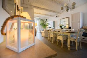 切法卢Azzurro B&B的用餐室以及带桌椅的起居室。