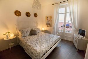切法卢Azzurro B&B的卧室配有白色的床和窗户。