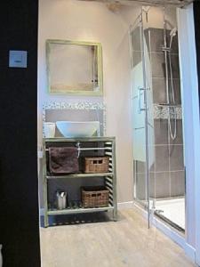 VarennesLe four à pain的带淋浴、水槽和玻璃门的浴室