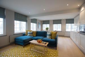 伯明翰滑铁卢街8号公寓的客厅配有蓝色的沙发和桌子