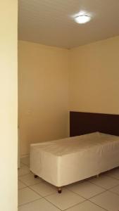 特雷西纳Condomínio Center luz的卧室位于客房的角落,配有一张床