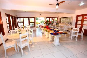 塞古罗港本克酒店的用餐室配有桌椅和食物