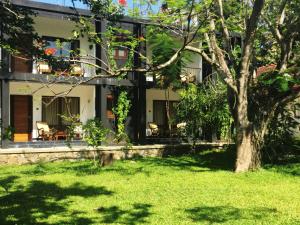 丹不拉丹布拉石拱门住宿加早餐旅馆的享有花园的景致。