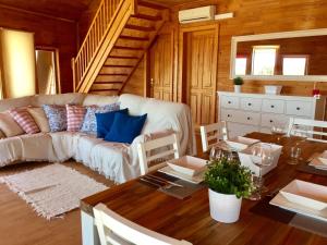 贝尼卡洛Casita de madera的客厅配有沙发和桌子