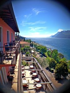 马尔切西内卡门维拉酒店的享有水景的建筑阳台