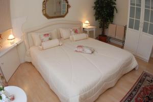 Wolfhausen罗塞利花园住宿加早餐酒店的卧室配有白色的床和两个枕头