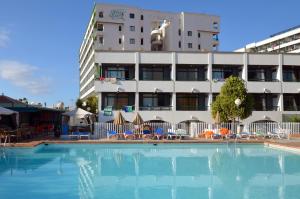英格兰海滩绿色公园公寓酒店的大楼前设有游泳池的酒店