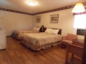 马吉谷Clarketon Motel - Maggie Valley的酒店客房,配有两张床和椅子