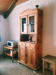 霍根海姆Biohof Zahn的木柜,位于房间角落