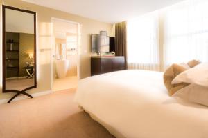 伦敦曼彻斯特街十酒店的卧室配有一张白色大床和镜子