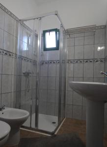 Lomo de Arico特内里费攀岩酒店的带淋浴和盥洗盆的浴室