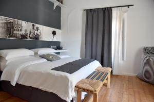 伊兹拉水润酒店的卧室设有一张白色大床和一扇窗户。