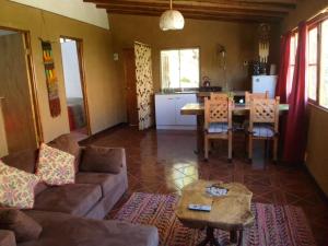 HorconCabaña Canto del Viento, 4 personas的客厅配有沙发和桌子