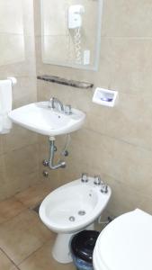罗萨里奥微酒店的浴室配有白色水槽和卫生间。