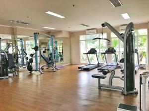 雅加达拉瓦林套房公寓酒店的健身房设有数台跑步机和健身自行车