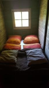 ŁunowoDomeczek Sami的房间里的床上一排枕头