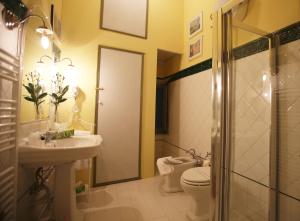 锡耶纳B&B Le Aquile的浴室配有卫生间、盥洗盆和淋浴。