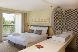 塔维拉OZADI塔维拉酒店 的酒店客房,设有两张床和镜子