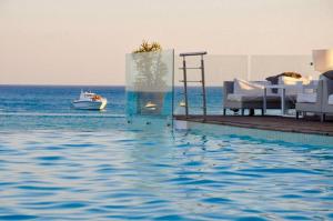 哈马马特新巴达旅馆的水中带床和船的游泳池