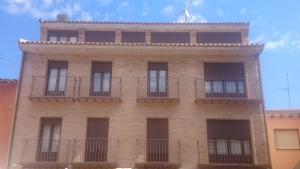 贝拉德蒙凯奥El Rincon del Moncayo的一座高大的建筑,旁边设有阳台