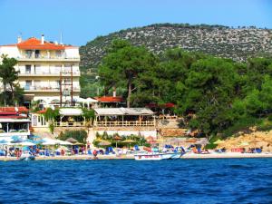 佩弗卡里Thassos Hotel的享有海滩美景,设有酒店和度假村