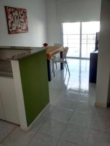 布兰卡港Apart 12 de Octubre 1028的厨房配有绿色的柜台和桌子